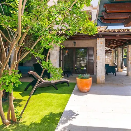 Dom wakacyjny House Seascape I With Private Pool And Spacious Garden